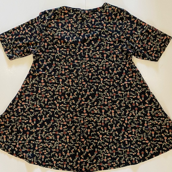 Cute! LULAROE Black w Rust Copper Rose Pink Floral Print Slit Sides Shirt Sz MED - Picture 2 of 7